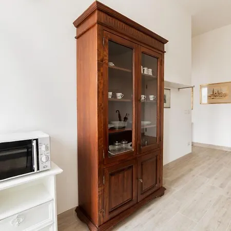Sant'ambrogio Bright With Terrace Apartment